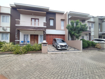 Dijual Rumah Mewah 2 LT di Green Mansion  Jl. HR.Soebrantas , Pekanbaru - Riau